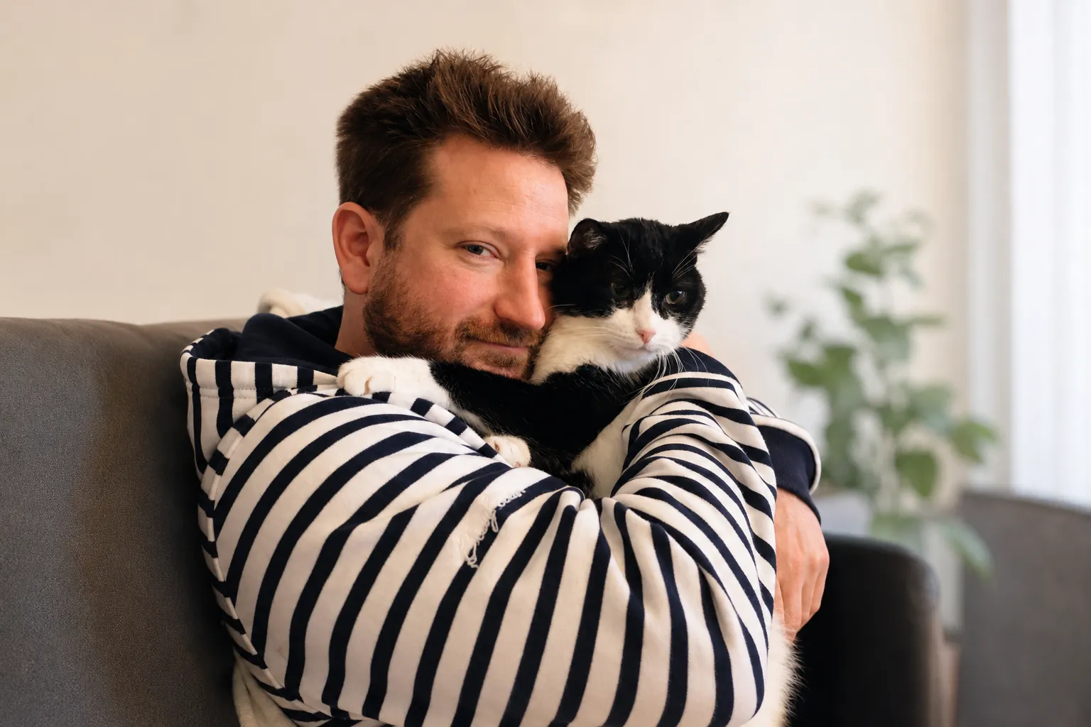 Fabien, fondateur d'Alaga, avec son chat Zorro